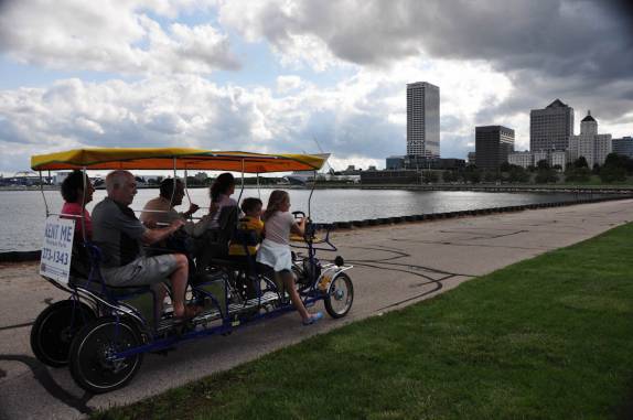 Toda a família sai de bicicleta pela orla do lago Michigan, em Milwaukee, em Wisconsin, nos Estados Unidos
